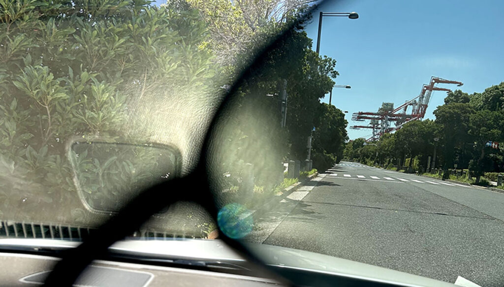 偏光サングラスで運転中のフロントガラスの反射を軽減した視界の違い